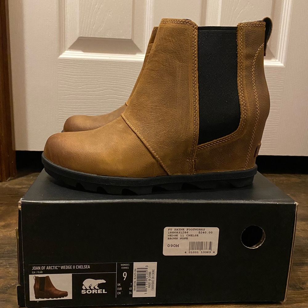 NWT Sorel Joan of Arctic Wedge II Chelsea boots. Women’s size 9.